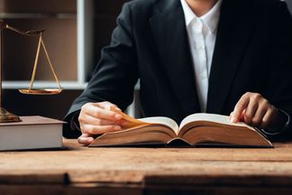 Mujer con libro y balanza